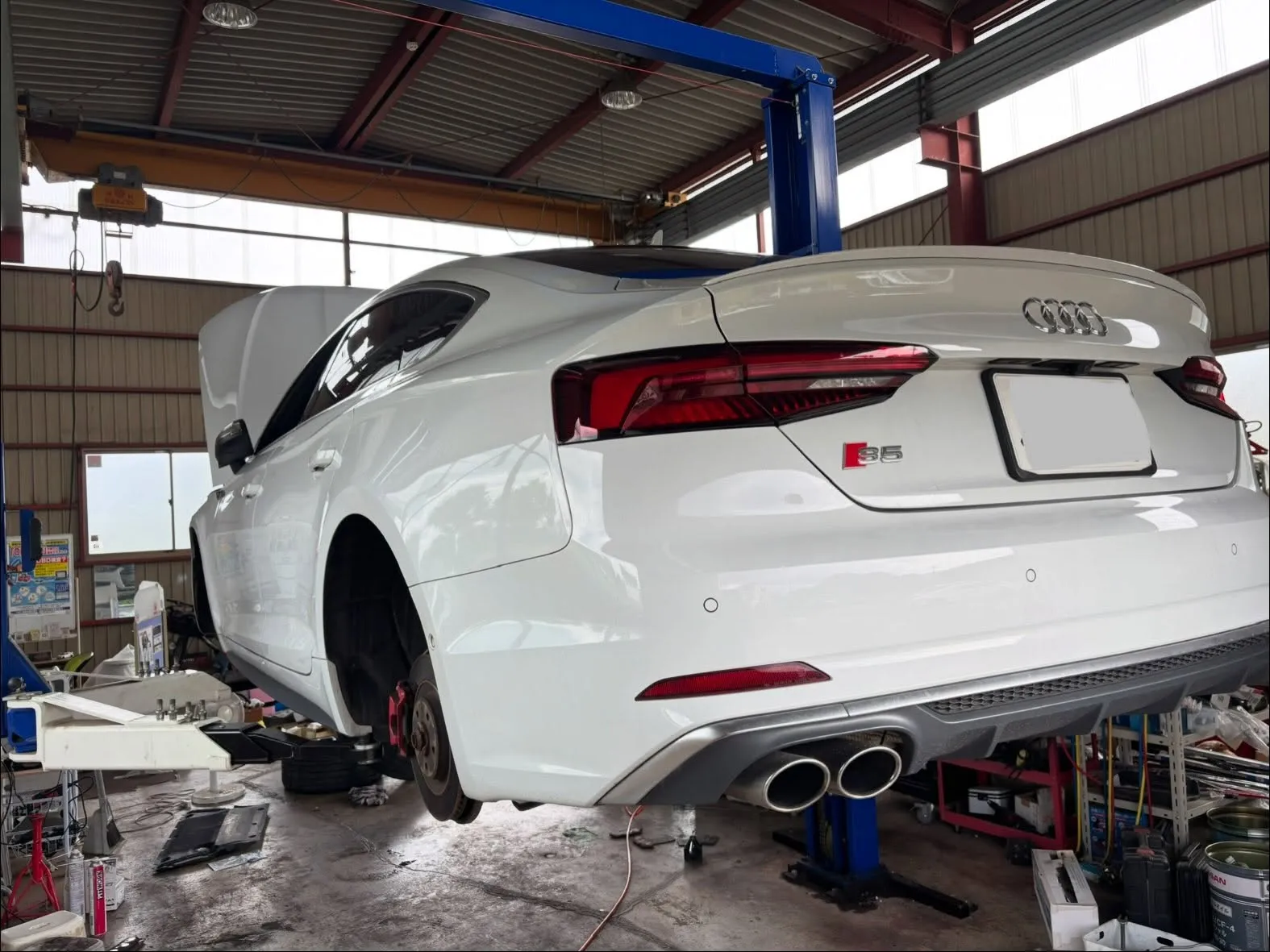 先日、2020年モデルのアウディS5の定期点検を実施し、フロ...